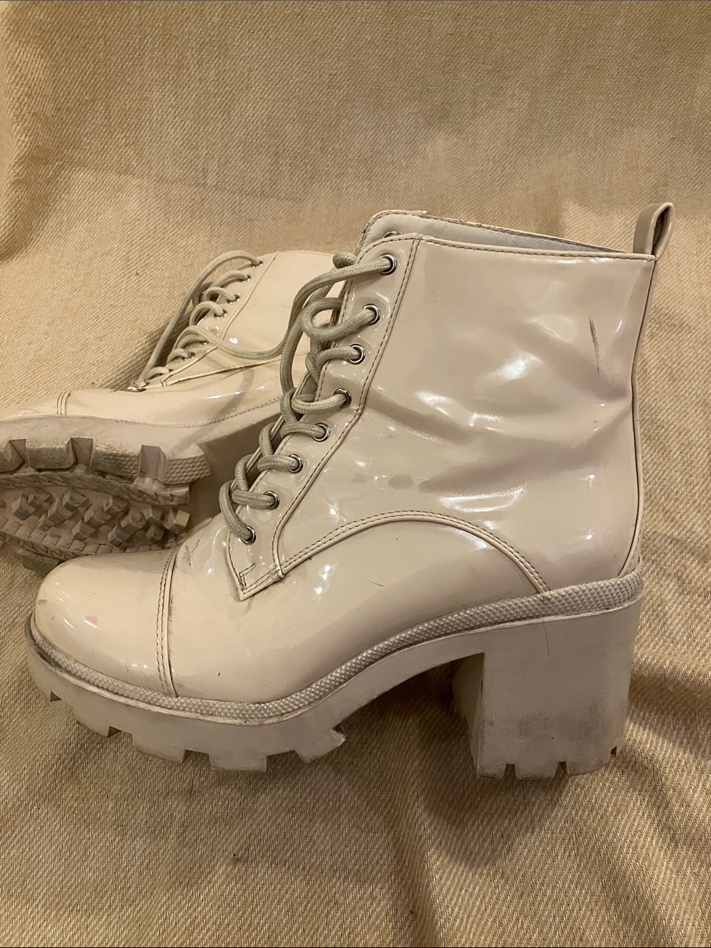 Akira Women’s White Patent Lace-Up Heeled Ankle Boots 9